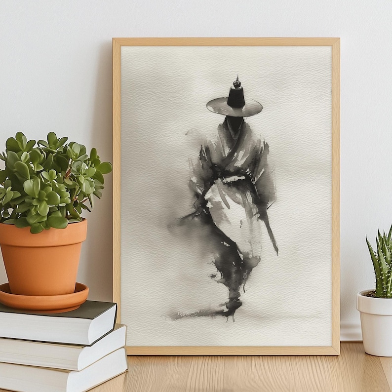 Pode incluir: Uma pintura a tinta emoldurada retratando uma figura usando um chap&eacute;u de abas largas e vestes tradicionais. A obra utiliza tons monocrom&aacute;ticos de preto e cinza sobre um fundo texturizado branco sujo, criando uma apar&ecirc;ncia fluida e et&eacute;rea.