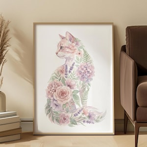 Könnte beinhalten: Aquarelldruck eines Katzenumrisses, gefüllt mit Blumen. Das Kunstwerk zeigt eine hellrosa Katzenform mit einem Blumendesign aus Rosen, Lavendel und Hortensien in Rosa- und Lilatönen. Der gerahmte Druck wird in einem Raum mit neutralen Farben ausgestellt.