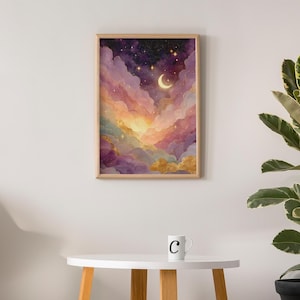 Puede incluir: Una impresi&oacute;n de arte mural vertical enmarcada que muestra un cielo nocturno con una luna creciente y estrellas dispersas sobre capas de nubes p&uacute;rpuras, rosas y doradas. La obra muestra un degradado de colores desde violeta a tonos dorados.