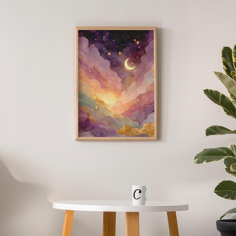 Puede incluir: Una impresi&oacute;n de arte mural vertical enmarcada que muestra un cielo nocturno con una luna creciente y estrellas dispersas sobre capas de nubes p&uacute;rpuras, rosas y doradas. La obra muestra un degradado de colores desde violeta a tonos dorados.