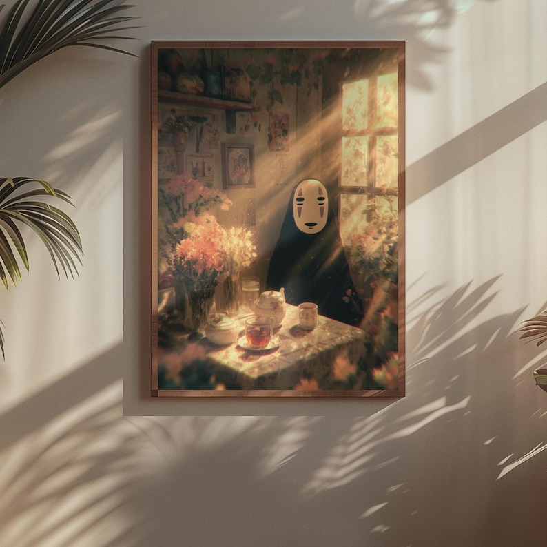 K&ouml;nnte beinhalten: Gerahmter Kunstdruck mit einer Szene aus Spirited Away. Er zeigt eine Figur in einem schwarzen Umhang und einer wei&szlig;en Maske an einem Tisch mit Tee und Blumen. Sonnenlicht f&auml;llt durch ein Fenster und beleuchtet die Szene.