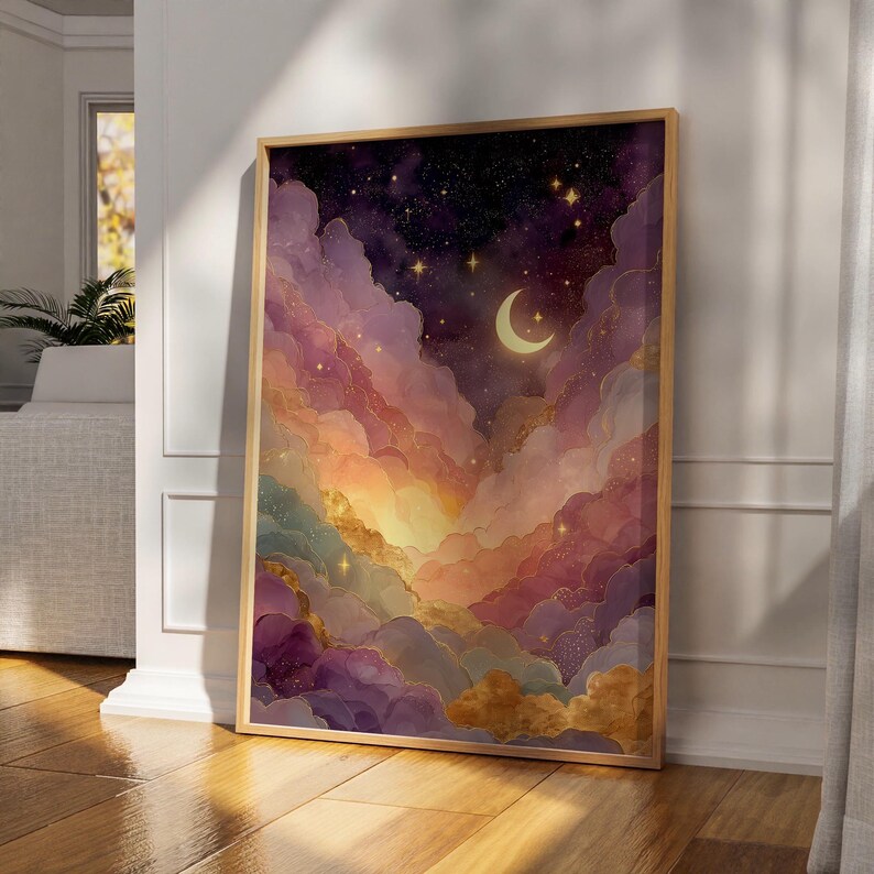 Puede incluir: Una impresi&oacute;n de arte mural rectangular que muestra un cielo nocturno lleno de nubes arremolinadas de color p&uacute;rpura, rosa y dorado. Una luna creciente brillante se sit&uacute;a en la parte superior central, rodeada de estrellas doradas sobre un fondo morado.