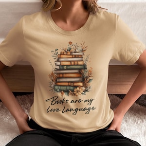 Bücher sind meine Liebe Sprache T Shirt Niedliches Buch Grafik Geschenk für Leseratten Gemütliches Leser Outfit für Bibliothek Liebhaber oder Buchclub Stil