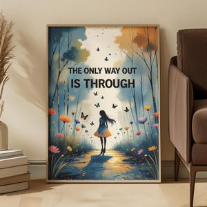 Può includere: Stampa artistica incorniciata raffigurante un paesaggio sereno con un sentiero verso una figura. L'opera d'arte utilizza blu, arancioni e verdi, con il testo "THE ONLY WAY OUT IS THROUGH". Farfalle e fiori sono sparsi nella scena.
