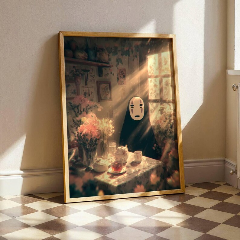 K&ouml;nnte beinhalten: Gerahmter Kunstdruck mit einer Figur aus Spirited Away, die an einem Tisch mit einem Teeservice sitzt. Das Kunstwerk befindet sich in einem Raum mit Blumtapeten, einem Fenster und einer Vase mit Blumen. Der Druck ist in einem Holzrahmen.