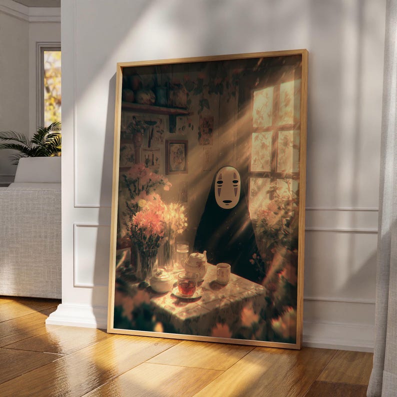 K&ouml;nnte beinhalten: Gerahmter Kunstdruck mit einer Figur aus Spirited Away, die eine wei&szlig;e Maske und schwarze Kleidung tr&auml;gt und an einem Tisch zum Tee sitzt. Sonnenlicht f&auml;llt durch ein Fenster und beleuchtet Blumen und Teetassen. Warme, einladende Atmosph&auml;re.