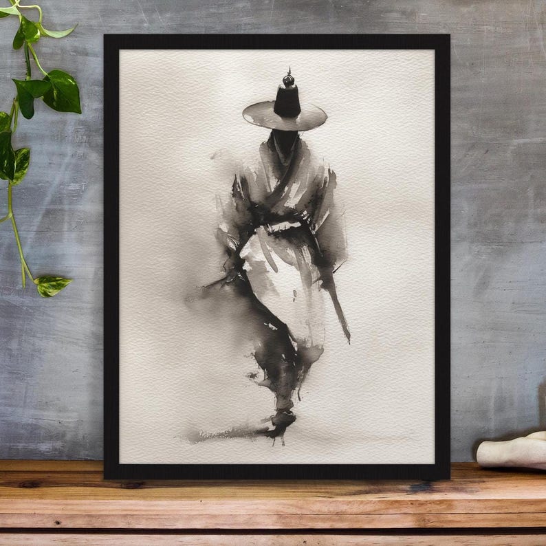 Pode incluir: Uma pintura a tinta emoldurada sobre papel retratando uma figura com um chap&eacute;u de abas largas e vestes tradicionais. A obra utiliza tons monocrom&aacute;ticos de preto e cinza para criar uma silhueta fluida sobre um fundo claro e texturizado.