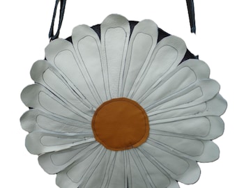 Artystyczna okrągła torebka skórzana ze stokrotką.  Handmade