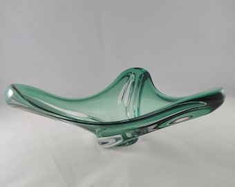 VAL SAINT LAMBERT Signed Kristallen smaragd groene schaal, modern design mid century gesigneerd.