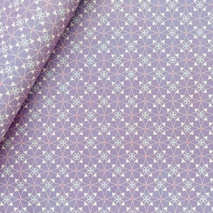 Può includere: Un tessuto color lavanda caratterizzato da un motivo geometrico ripetitivo di linee curve bianche intrecciate e piccole stelle a quattro punte azzurre, accentuato da minuscoli punti rosa al centro di ogni intersezione del disegno.