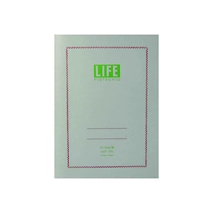 Op de afbeelding: Een lichtgroen notitieboek met een rode en witte geruite rand. Het notitieboek heeft het woord "LIFE" in groene letters en het woord "PISTACHIO" in kleinere groene letters. Het notitieboek heeft ook de tekst "A5 5mm/罫 LIFE N5 Made in Japan" gedrukt op de onderkant.