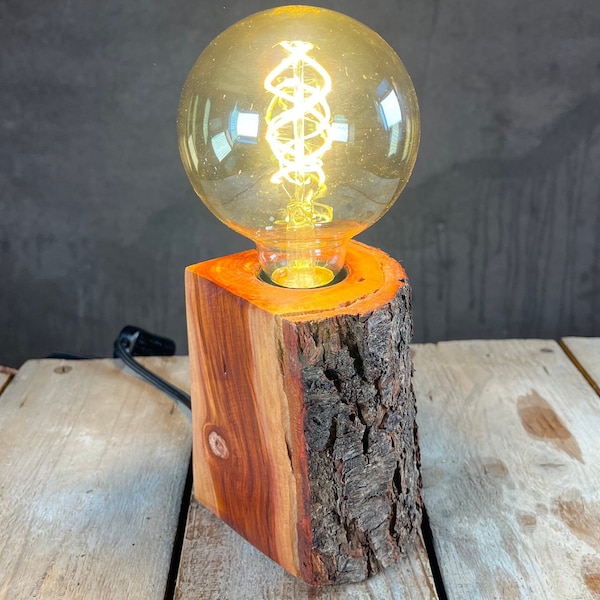 TILDA – Lampe aus Zwetschgenholz mit Edison/LED Glühbirne und Textilkabel mit Kippschalter