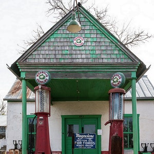 Vintage MAGNOLIA Brand GAS STATION Photo