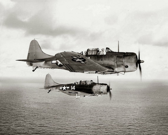 Foto del bombardero en picado Douglas SBD-5 Dauntless de la Armada