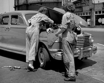 1943 Women GAS STATION Garage MECHANICS Photo