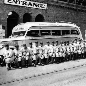 Página de cartera de 1936 y fotografía del equipo de béisbol de la Liga Negra THE PITTSBURGH CRAWFORDS
