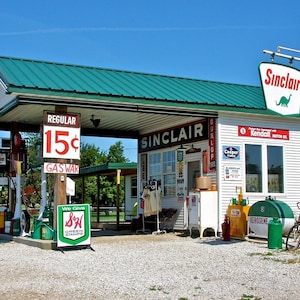 Vintage SINCLAIR Gas Station Photo