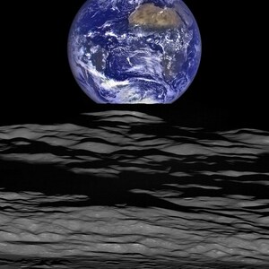EARTHRISE Over the Moon&#39;s COMPTON CRATAR Photo