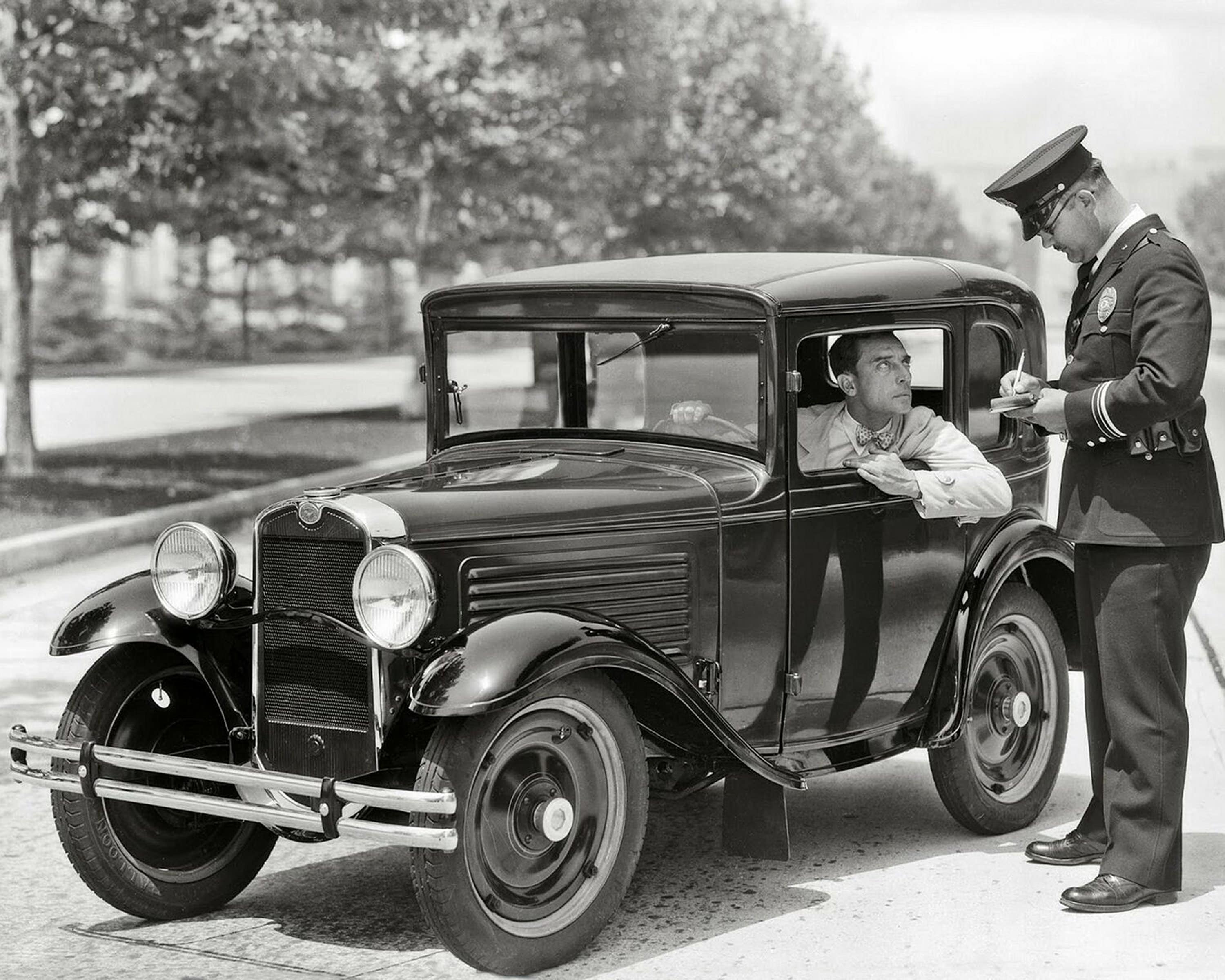 1930 BUSTER KEATON & His Austin Car Receiving Traffic Ticket PHOTO