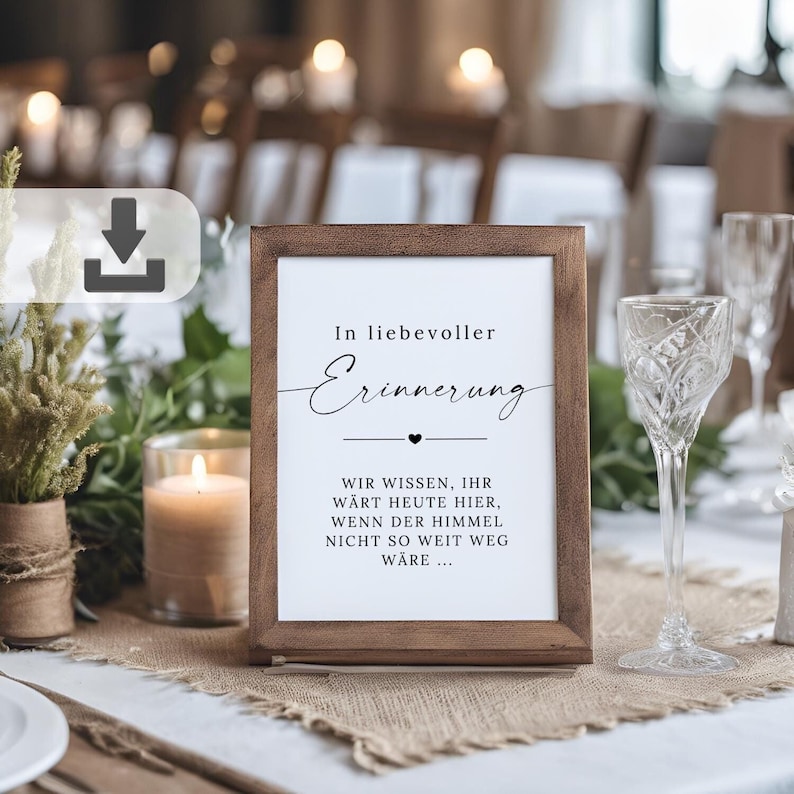Könnte beinhalten: Ein Holzschild mit weißem Hintergrund und schwarzem Text, der "In liebevoller Erinnerung" und "WIR WISSEN, IHR WÄRT HEUTE HIER, WENN DER HIMMEL NICHT SO WEIT WEG WÄRE..." lautet. Das Schild steht auf einem Tisch mit einem Jute-Läufer.