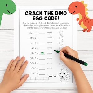 Könnte beinhalten: Ein Arbeitsblatt mit dem Titel "CRACK THE DINO EGG CODE!" mit Matheaufgaben und einem Dinosaurier-Thema. Eine Hand hält einen grünen Marker und löst die Matheaufgaben. Dekorative Dinosaurier-Ausschnitte befinden sich im Hintergrund.