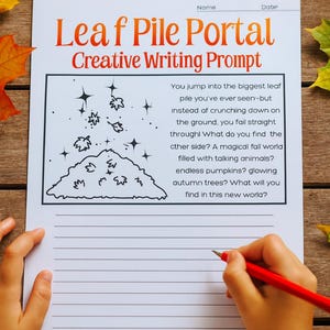 Puede incluir: Una hoja de papel con el título "Leaf Pile Portal" y una ilustración de un montón de hojas. El texto invita a escribir sobre un mundo mágico. Una mano sostiene un bolígrafo rojo, lista para escribir.