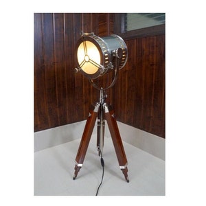 Lampadaire nautique vintage sur trépied : projecteur chromé, pieds en teck