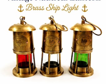 Set di lanterne navali vintage in ottone, lampada a olio nautica, luce di segnalazione rossa e verde, decorazione marittima.