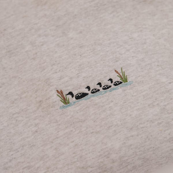 Sudadera bordada con loro / Sudadera minimalista de cuello redondo de Minnesota / Suéter inspirado en Heated Rivalry Cottage