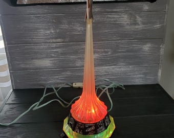 Lámpara de mesa estilo cohete espacial, Unión Soviética, modernismo vintage.