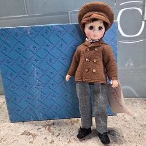 Muñeca Laurie de Madame Alexander de Mujercitas, 10 pulgadas, traje de niño coleccionable imagen 1