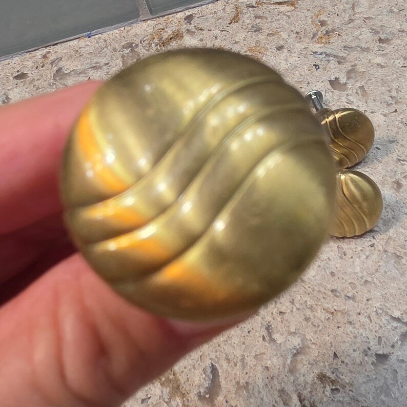 Conjunto de 6 puxadores de armário vintage em latão escovado com formato de onda, estilo Art Déco MCM D373068 imagem 3