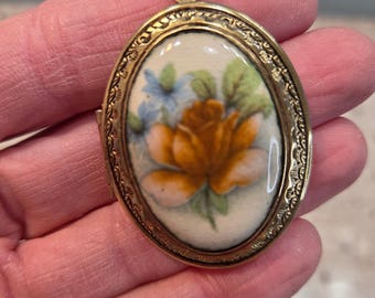 1928 Jewelry Co Vintage Gold Tone Porcelain Rose Locket Necklace Floral Oval