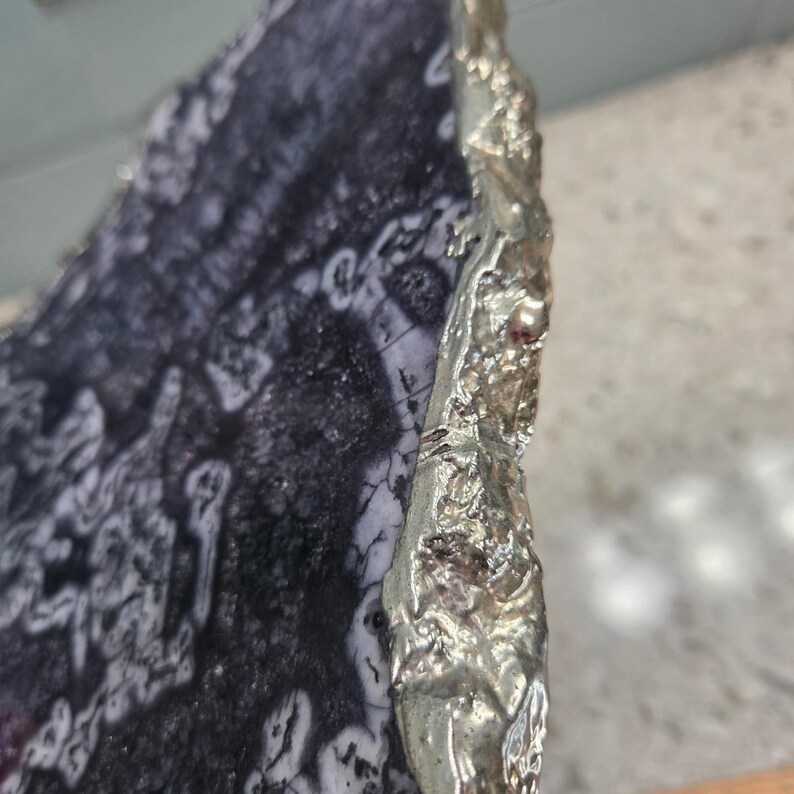 Taca do serwowania z agatu i geody w stylu vintage Anthropologie ze złotym brzegiem w Indiach zdjęcie 10
