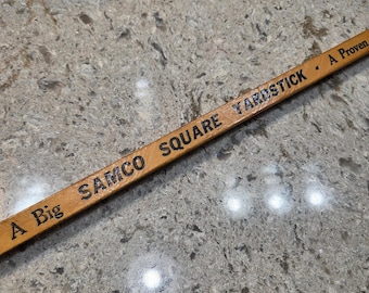 Metro a nastro vintage Samco Square Yardstick in legno, asta di misurazione pubblicitaria con cinturino in pelle.