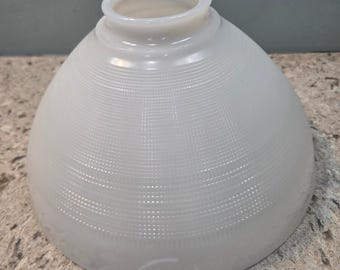 Pantalla de lámpara vintage de vidrio opalino Allegheny con textura de gofre y cúpula blanca de 9,5 pulgadas.