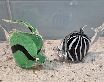 Figuritas de peces de cristal artístico vintage Enesco, peces tropicales con rayas verdes y negras, juego de 2