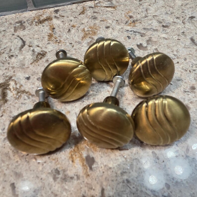 Conjunto de 6 puxadores de armário vintage em latão escovado com formato de onda, estilo Art Déco MCM D373068 imagem 2