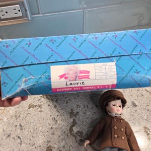 Muñeca Laurie de Madame Alexander de Mujercitas, 10 pulgadas, traje de niño coleccionable imagen 11