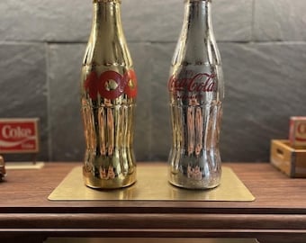 Juego de botellas de vidrio doradas y plateadas del centenario de Coca-Cola YTG, 1986