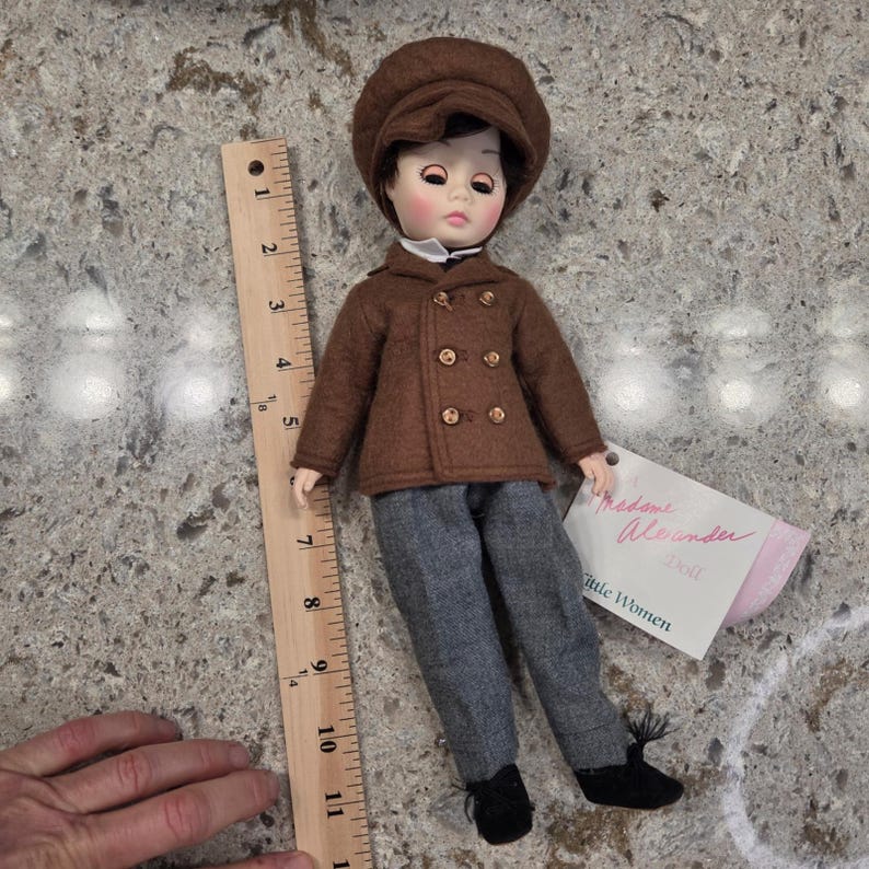 Muñeca Laurie de Madame Alexander de Mujercitas, 10 pulgadas, traje de niño coleccionable imagen 10