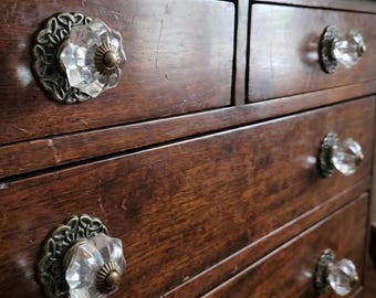 4 puxadores de gaveta vintage ornamentados em vidro com placa traseira em latão antigo com nó celta.