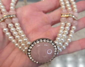 Gargantilla vintage de triple hebra con perlas de imitación y cabujón rosa de diamantes de imitación.