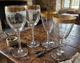 Taças de vinho vintage com borda dourada e cristais gravados (4 unidades)