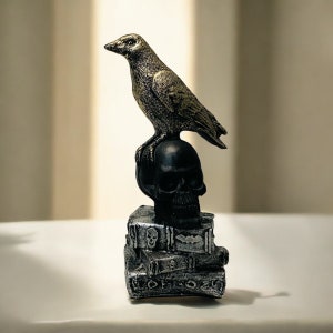 Statuetta raffigurante un corvo, un teschio e un libro / Statua di corvo nero su teschio da esporre sul tavolo / Decorazione per la casa di Halloween / Regalo per gli amici