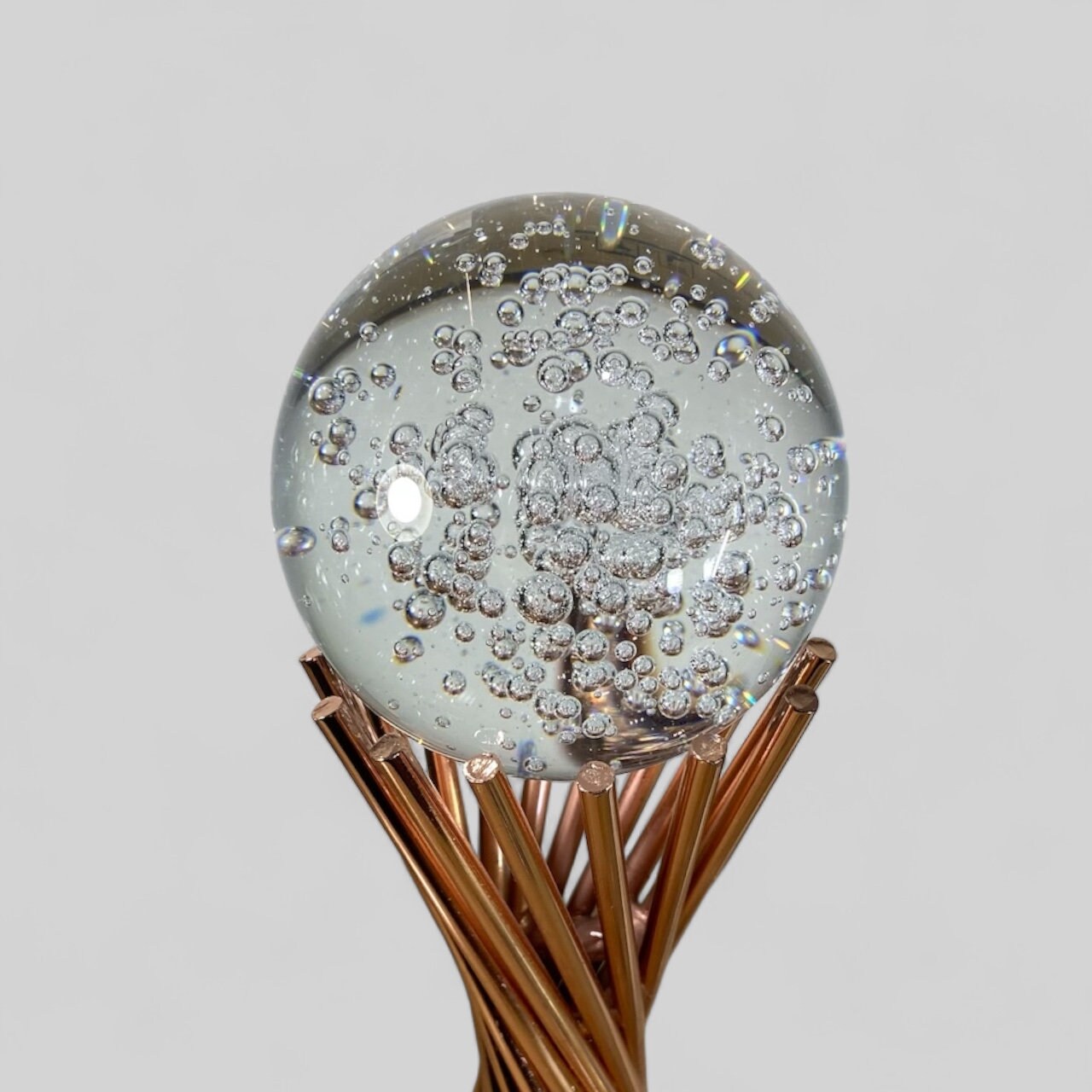 Globo Metallico Decorativo Con Base - Scultura Astratta Moderna Per Casa O Ufficio, Nero E Oro - Foto 4