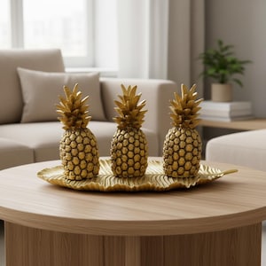 Trio av gyllene ananas på bladfat | Figurer av tropisk frukt för bordsdekoration | Lyxigt dekorativt set | Inflyttningspresent