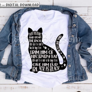 Puede incluir: Una camiseta blanca con una silueta de gato negro y el texto "Twist the bones and bend the back, trim him of his baby fat, give him fur black as black." El texto está escrito en una fuente lúdica y caprichosa.