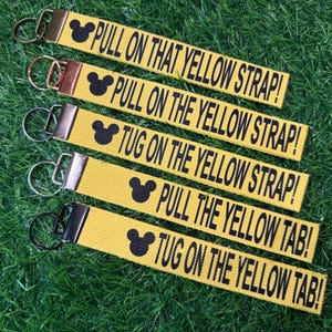 Llavero con tirador de correa amarilla/Llavero inspirado en parque temático