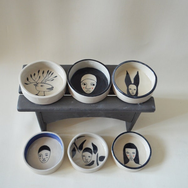 Round artisanal ceramic pocket tray, illustrated by hand. Black and white drawing. Original piece